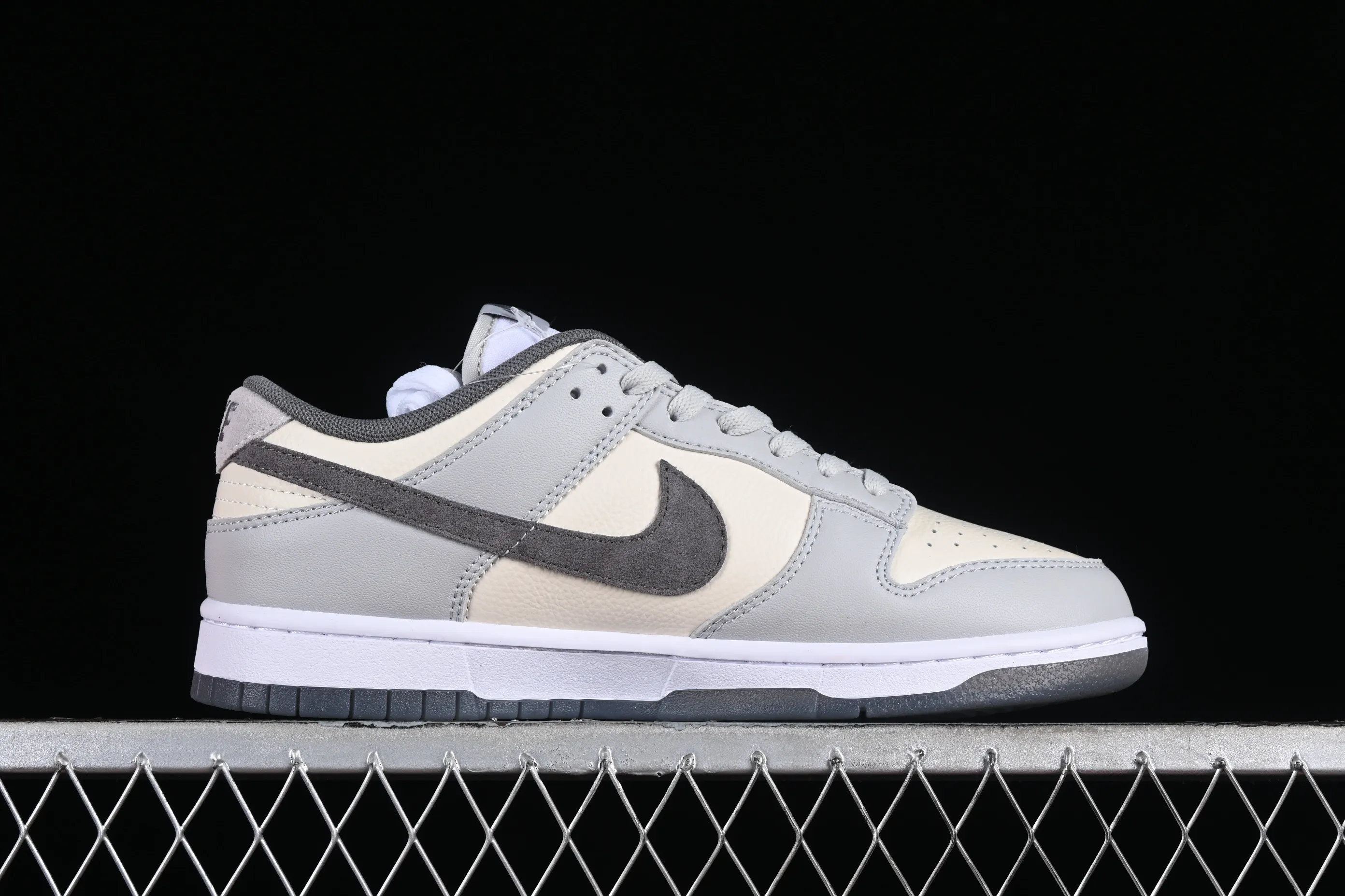 All Categories Nk SB Dunk Series Nk SB Dunk Low Low-top sneakers Nk Dunk Low "Light Carbon"​ Simple gray and white SB low-top casual sneakers FJ4188-100